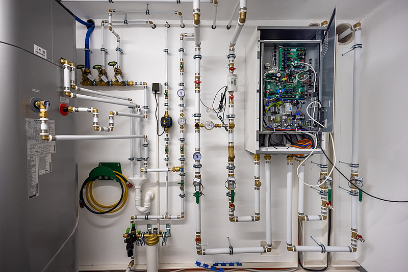 Kombination aus Rohren und Geräten in einer technischen Installation, mit Messgeräten und Steuerungseinheit.