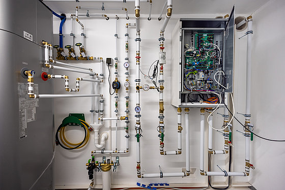Kombination aus Rohren und Geräten in einer technischen Installation, mit Messgeräten und Steuerungseinheit.