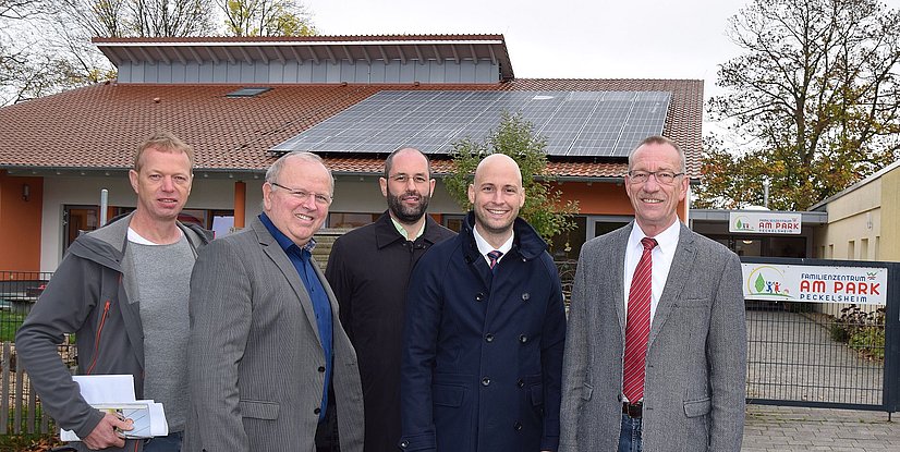 Fünf Personen stehen vor dem Familienstützpunkt am Park in Peckelsheim, mit Solarpanelen auf dem Dach.