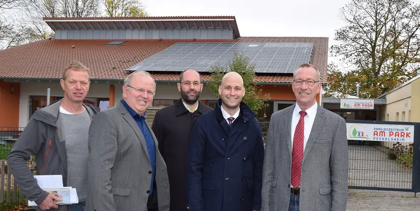 Fünf Personen stehen vor dem Familienstützpunkt am Park in Peckelsheim, mit Solarpanelen auf dem Dach.