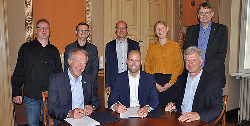 Vertreter der Uni Kassel und der EAM unterzeichnen den Vertrag über die Netz- und Betriebsführung