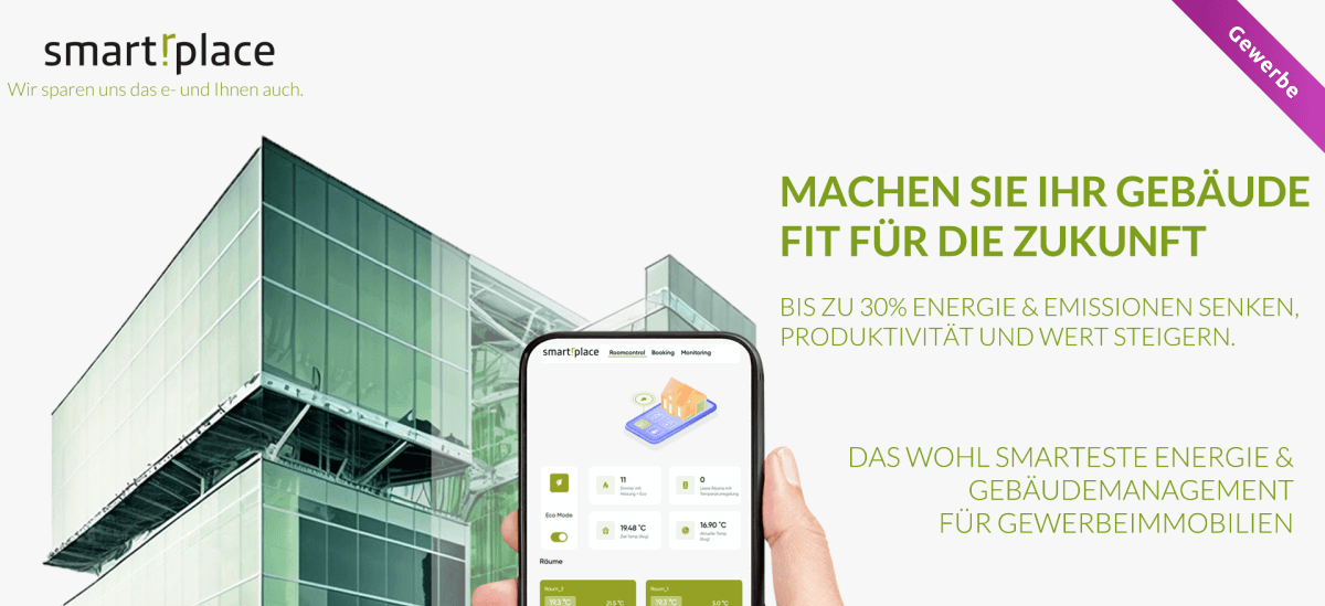 Hand, die ein Smartphone mit einer Energieverwaltung-App hält, vor einem modernen, umweltfreundlichen Gebäude.