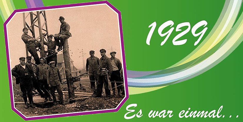 Schwarz-weiß-Foto von Arbeitern, die an einem Mast posieren, mit der Jahreszahl 1929 und Es war einmal... auf grünem Hintergrund.