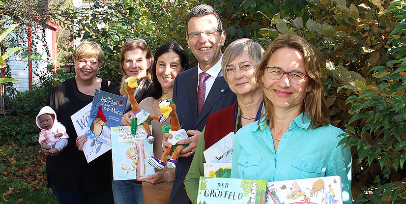 EAM-Geschäftsführer Georg von Meibom übergibt die Spende an den Kinderschutzbund Kassel.