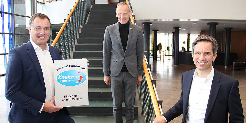 Spendenübergabe in der EAM-Unternehmensleitung in Kassel: die EAM Geschäftsführer Olaf Kieser und Hans-Hinrich Schriever mit HNA-Geschäftsführer Frank Schmid.