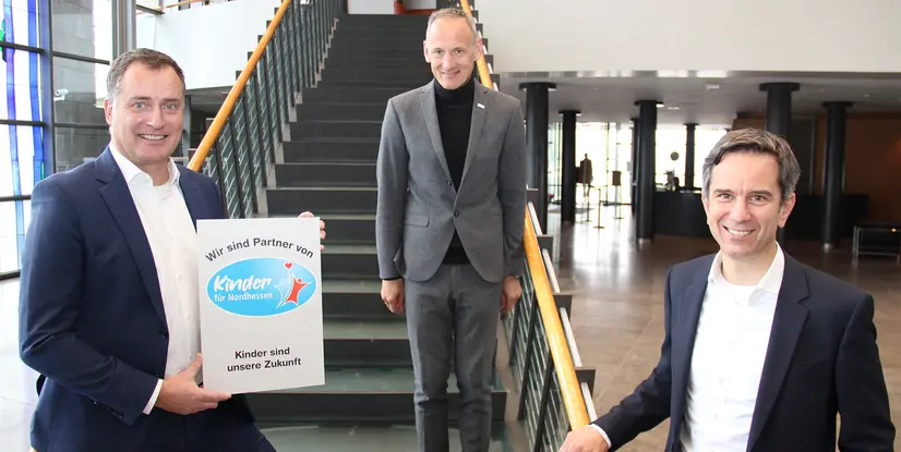 Spendenübergabe in der EAM-Unternehmensleitung in Kassel: die EAM Geschäftsführer Olaf Kieser und Hans-Hinrich Schriever mit HNA-Geschäftsführer Frank Schmid.