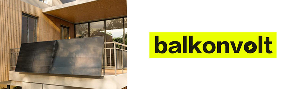 Abgebildeter Balkon mit Solarpanel und der Schriftzug "balkonvolt"" auf leuchtendem Hintergrund."