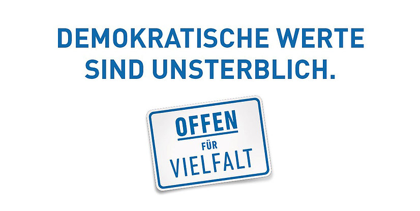 Text auf einem weißen Hintergrund: Demokratische Werte sind unsterblich. Offen für Vielfalt.