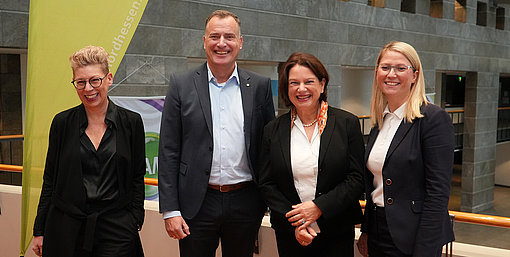 Letzte Woche fand die Pressekonferenz des Kultursommer Nordhessen bei uns in der #EAM-Unternehmensleitung statt. Nach 27 erfolgreichen Jahren wird Maren Matthes die Leitung an Insa Pijanka übergeben, die neue Impulse in das Kulturerlebnis einbringen wird. Als stolzer Sponsor unterstützen wir auch im kommenden Jahr erneut dieses bedeutsame kulturelle Ereignis und freuen uns darauf, gemeinsam die musikalische Vielfalt Nordhessens zu feiern. Auf dem Bild zu sehen sind Maren Matthes und ihre Nachfolgerin Insa Pijanka, sowie EAM-Geschäftsführer Olaf Kieser und