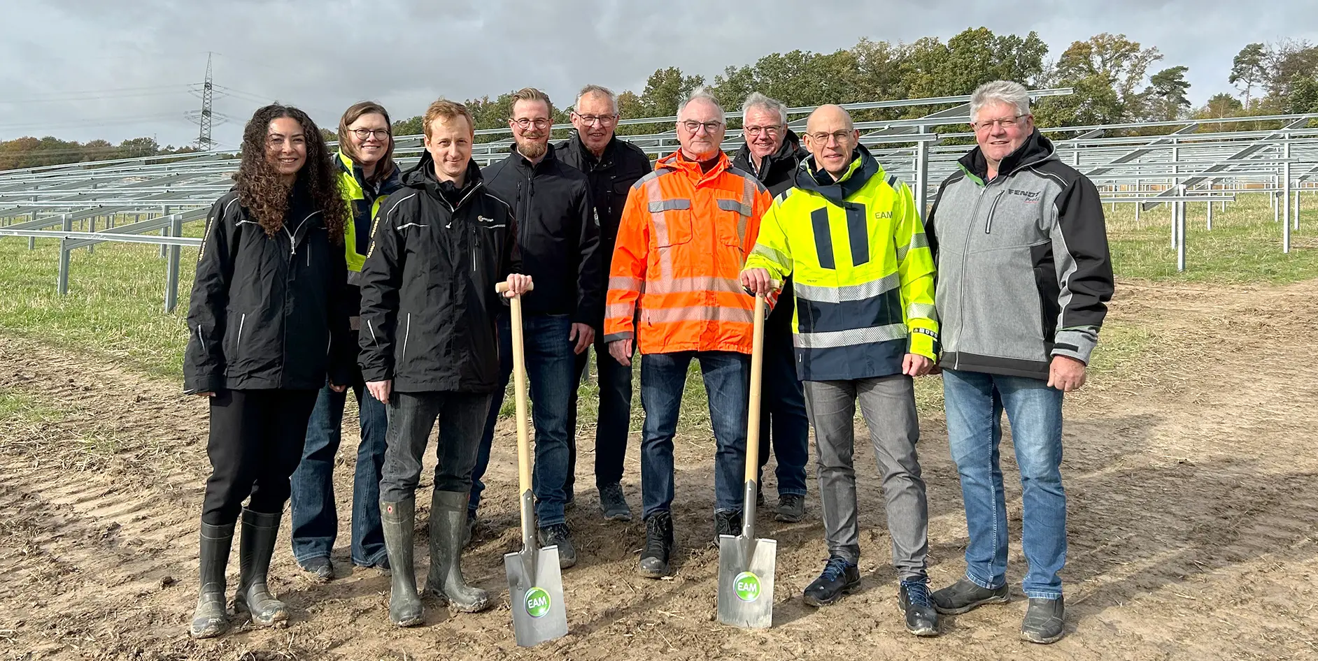 Der erste Spatenstich für die Arbeiten zur Errichtung einer Photovoltaik-Freiflächenanlage mit Batteriespeicher im Schwalmstädter Ortsteil Michelsberg.