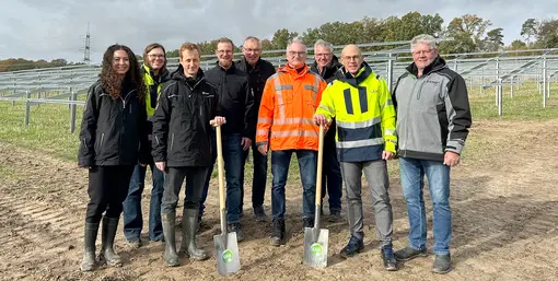 Der erste Spatenstich für die Arbeiten zur Errichtung einer Photovoltaik-Freiflächenanlage mit Batteriespeicher im Schwalmstädter Ortsteil Michelsberg.