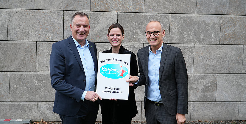 Seit 2007 fördert die HNA mit ihrer "Aktion Kinder für Nordhessen" benachteiligte Grundschulkinder in der Region. Seit Beginn des Projekts haben wir eine Partnerschaft mit der HNA und unterstützen jährlich mit 15.000 Euro! Unser EAM-Geschäftsführer Olaf Kieser übergab gemeinsam mit unserer Leiterin des Bereichs Sponsoring Ulrike Merker die Spende an Frank Schmid, Geschäftsführer der HNA.