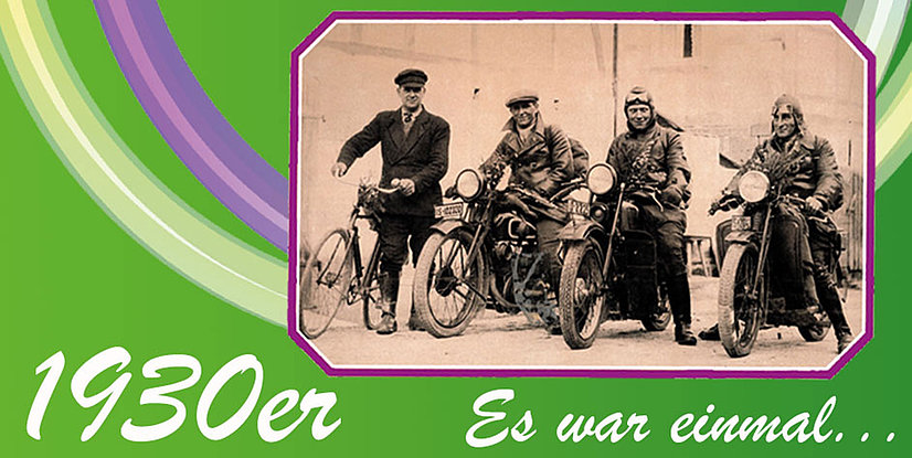 Schwarz-weiß-Foto von drei Motorradfahrern und einem Radfahrer, mit 1930er und Es war einmal... auf grünem Hintergrund.