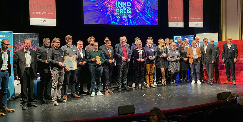 Gruppe von Menschen auf einer Bühne bei der Verleihung des Innovationspreises der Region Göttingen, mit Trophäen in der Hand.