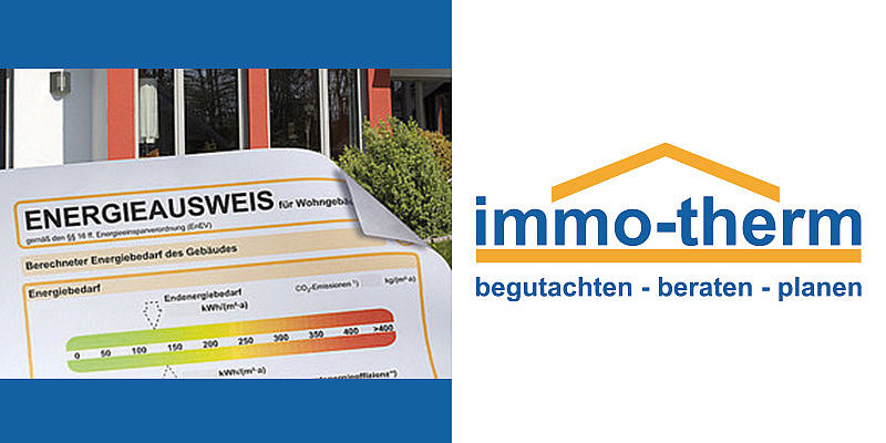 Energieausweis für Wohngebäude mit Informationen zum Energiebedarf und CO₂-Emissionen, im Hintergrund ein Gebäude.