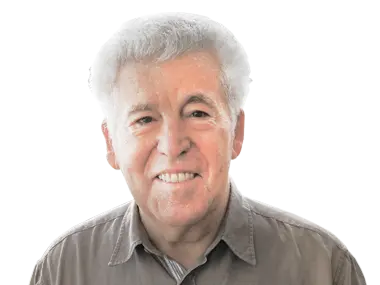 Cahn von Seelen Porträt eines älteren Mannes mit grauen Haaren, lächelnd, in einem hellen Hemd vor weißem Hintergrund.