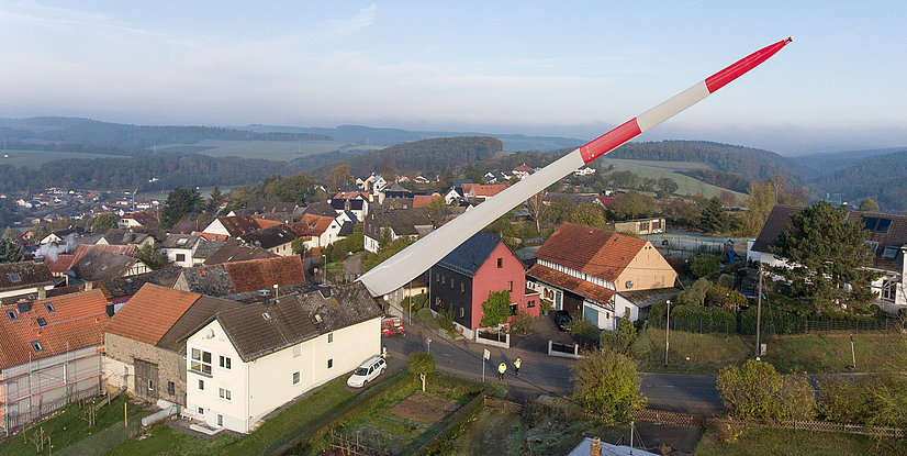 Transport eines Rotorblatts für den EAM-Windpark Stollberg.