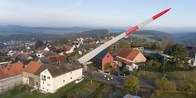 Transport eines Rotorblatts für den EAM-Windpark Stollberg.