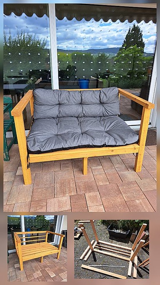Holzbank mit grauem Kissen auf einer Terrasse, umgeben von Fenstern und Pflanzen, mehrere Ansichten des Möbelstücks.