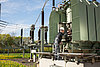 Umspannwerk Techniker überprüft elektrische Komponenten an einer Umspannstation im Freien.