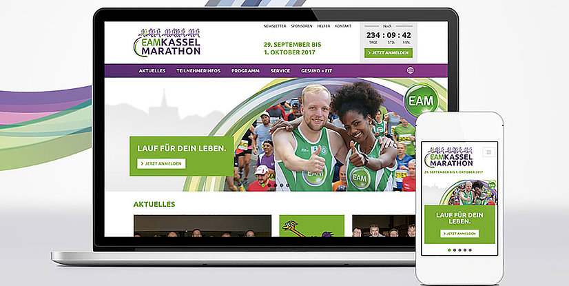 Zwei Geräte zeigen die Website des EAM Kassel Marathons mit Anmeldebuttons und Veranstaltungshinweisen.