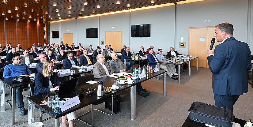 EAM-Geschäftsführer Olaf Kieser spricht bei der IHK-Vollversammlung in Kassel über die Energiewende
