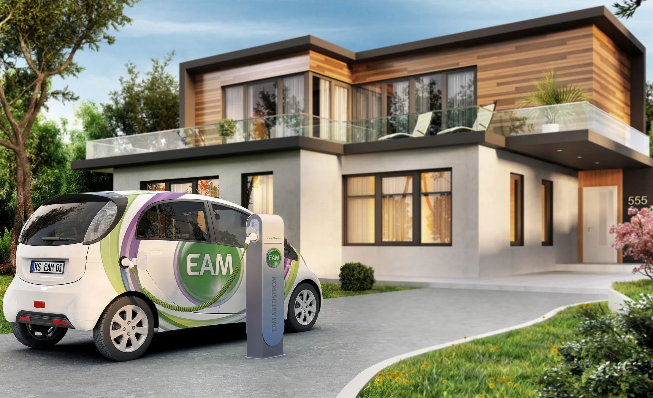 Ein Elektromobil tankt an einer Ladestation vor einem modernen Wohnhaus mit Terrasse und Garten.