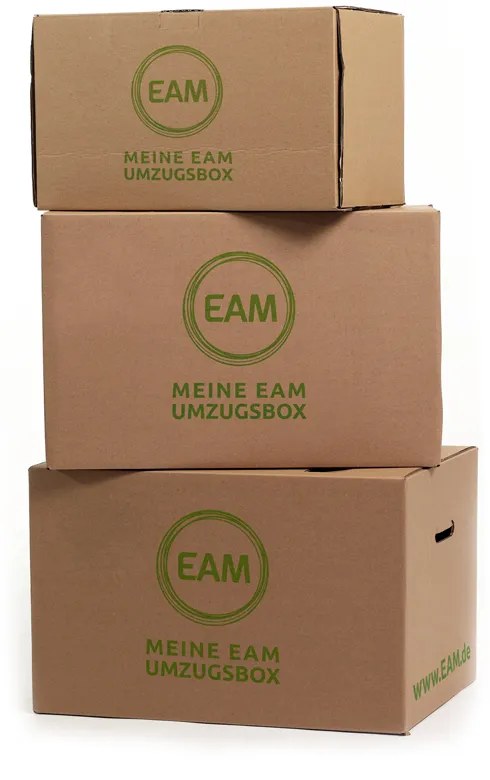 Drei stapelbare Umzugskartons mit dem Aufdruck EAM und MEINE EAM UMZUGSBOX.