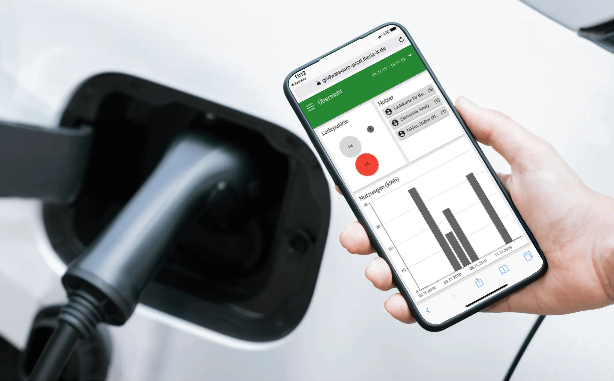 Hand hält ein Smartphone, das eine Ladeübersicht von Elektrofahrzeugen mit Grafiken und Ladepunkten anzeigt.