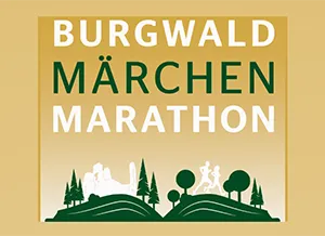 Logo des Burgwald Märchen Marathons mit grüner Schrift auf goldfarbenem Hintergrund und Landschaftsmotiv.