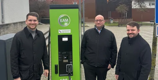 Freuen sich über die neue Ladesäule in Friedewald (v. l. - stehen um die grüne EAM-Ladesäule verteilt und schauen in die Kamera): Bürgermeister Julian Kempka, Michael Bräutigam (EAM Natur Energie / E-Mobilität) und André Jüttner (Vertreter Leiter Netzregion Borken).