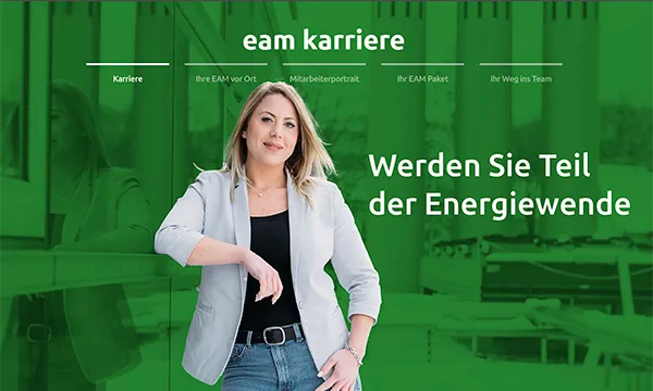 Bild einer Frau in einem blauen Top und grauer Jacke, die lächelt und auf den Text "Werden Sie Teil der Energiewende"" zeigt."