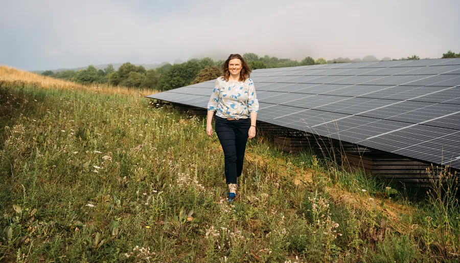 Frau Eymer im Freiland PV-Anlage