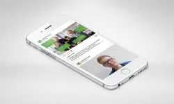 Ein iPhone zeigt eine Instagram-Seite mit einem Profilfoto eines lächelnden jungen Mannes und mehreren Posts.