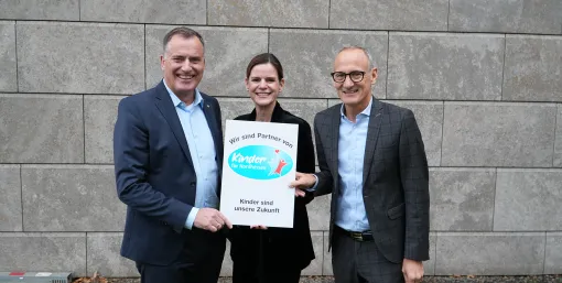 Seit 2007 fördert die HNA mit ihrer "Aktion Kinder für Nordhessen" benachteiligte Grundschulkinder in der Region. Seit Beginn des Projekts haben wir eine Partnerschaft mit der HNA und unterstützen jährlich mit 15.000 Euro! Unser EAM-Geschäftsführer Olaf Kieser übergab gemeinsam mit unserer Leiterin des Bereichs Sponsoring Ulrike Merker die Spende an Frank Schmid, Geschäftsführer der HNA.