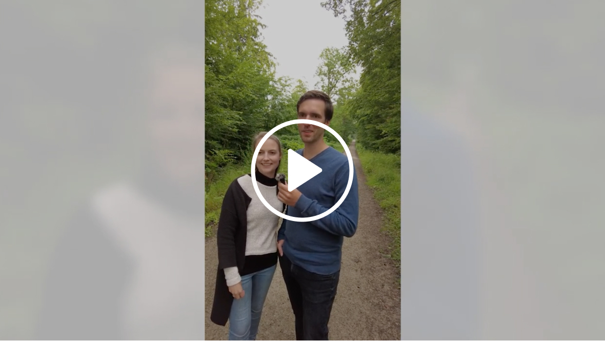 "Zwei Personen posieren auf einem Weg in der Natur