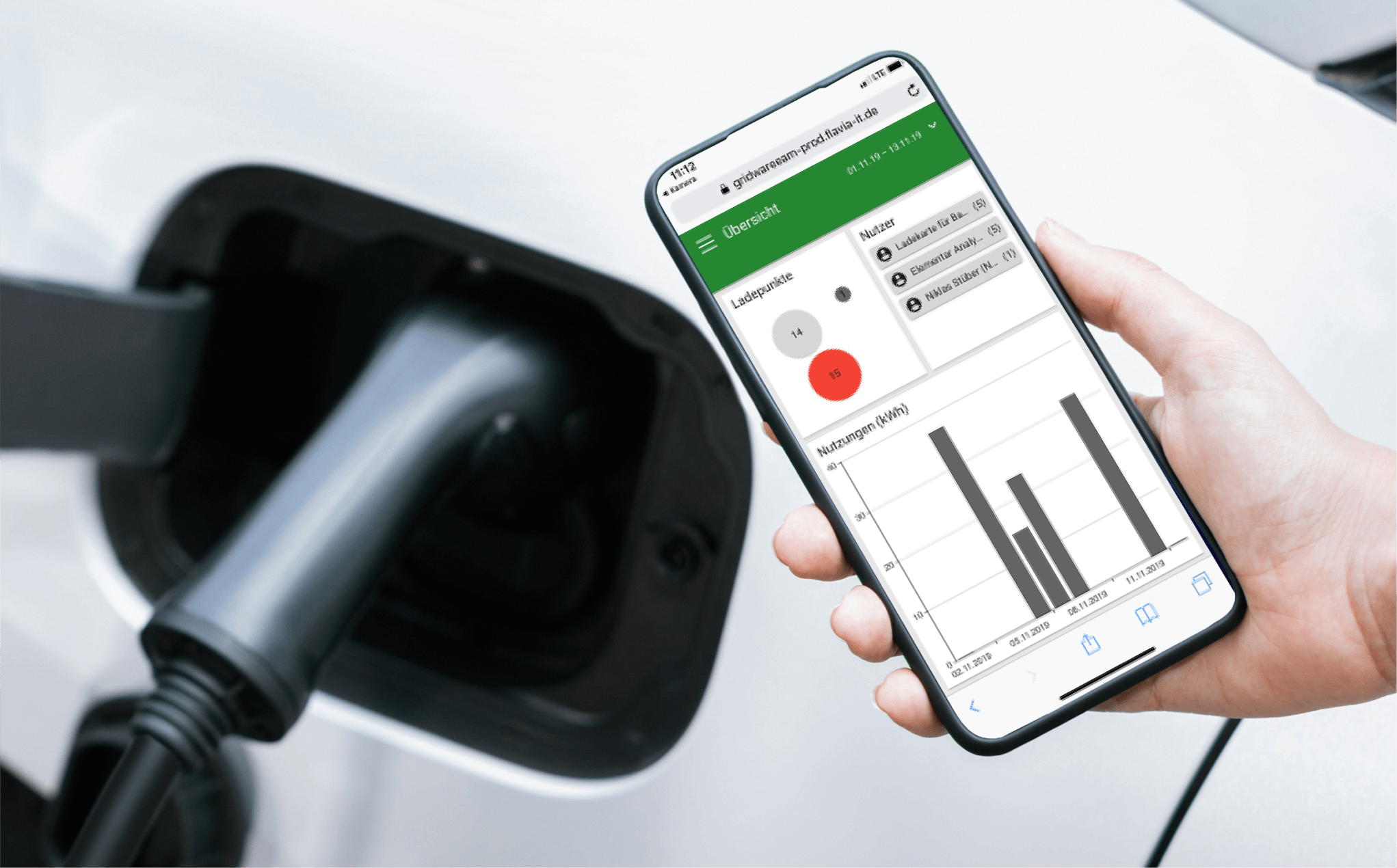 Hand hält ein Smartphone, das eine Ladeübersicht von Elektrofahrzeugen mit Grafiken und Ladepunkten anzeigt.