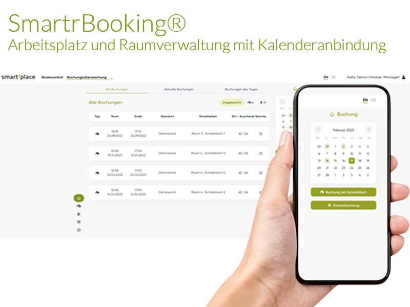 Hand, die ein Smartphone mit der SmartrBooking®-App hält, im Hintergrund Buchungsübersicht auf dem Bildschirm.