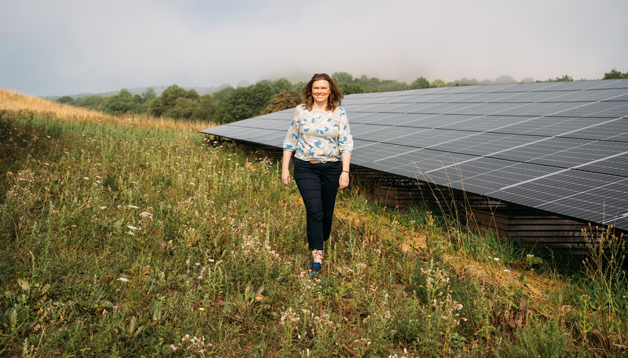 Frau Eymer im Freiland PV-Anlage