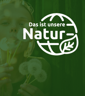 Ein Mädchen bläst Pusteblumen in die Kamera, darüber der Schriftzug "Das ist unsere Natur""."