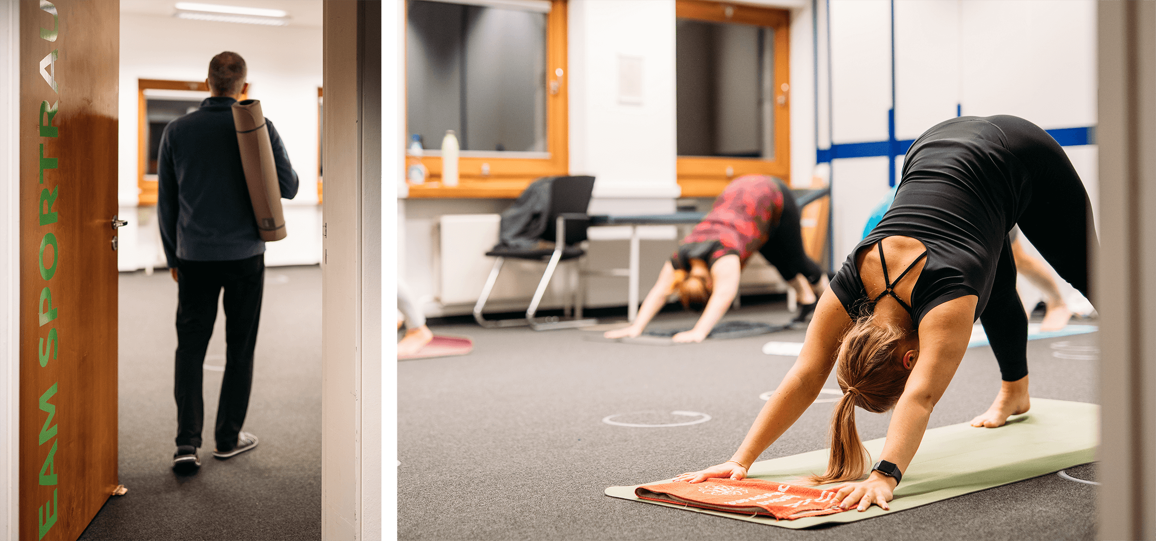 Personen in einem Yoga-Raum in unterschiedlichen Posen, ein Mann mit Yogamatte betritt den Raum.