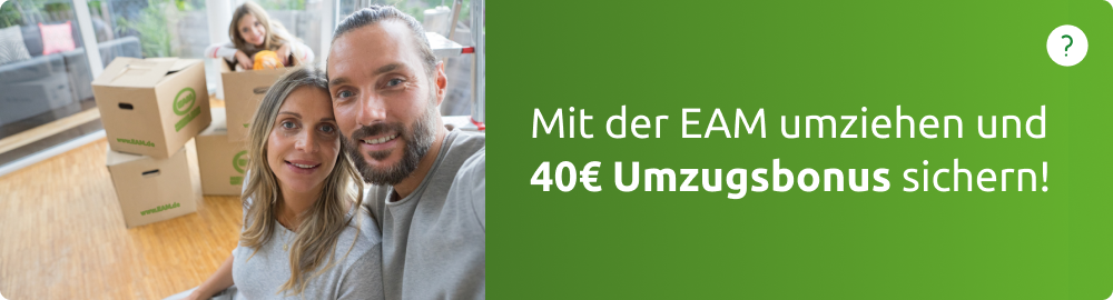 Familie posiert glücklich vor Umzugskartons, Werbung für EAM und Umzugsbonus von 40€.