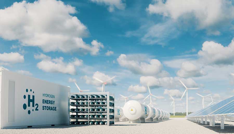 Wasserstoffspeicheranlage mit Windrädern und Solarpaneelen unter blauem Himmel