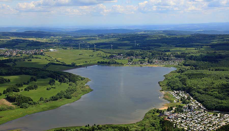 Luftbild von See und Wasserkraftwerk