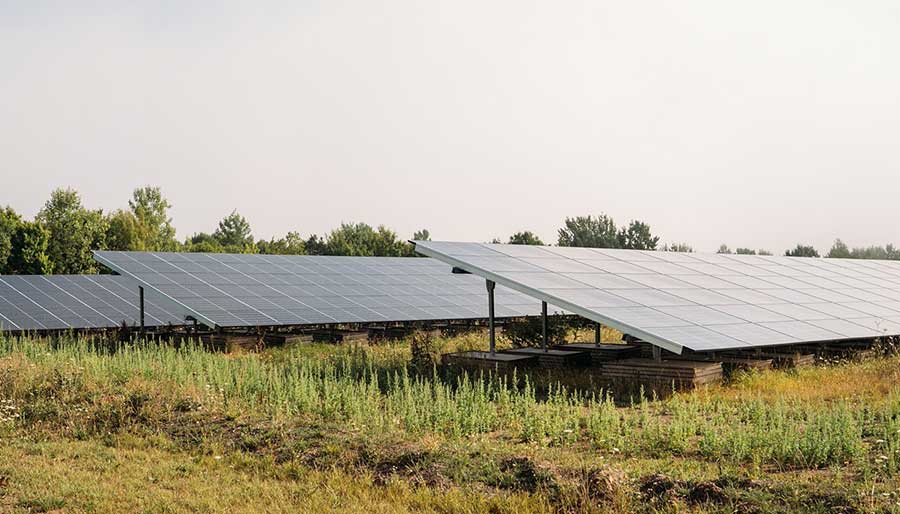 Große Photovolataikanlage auf Feld