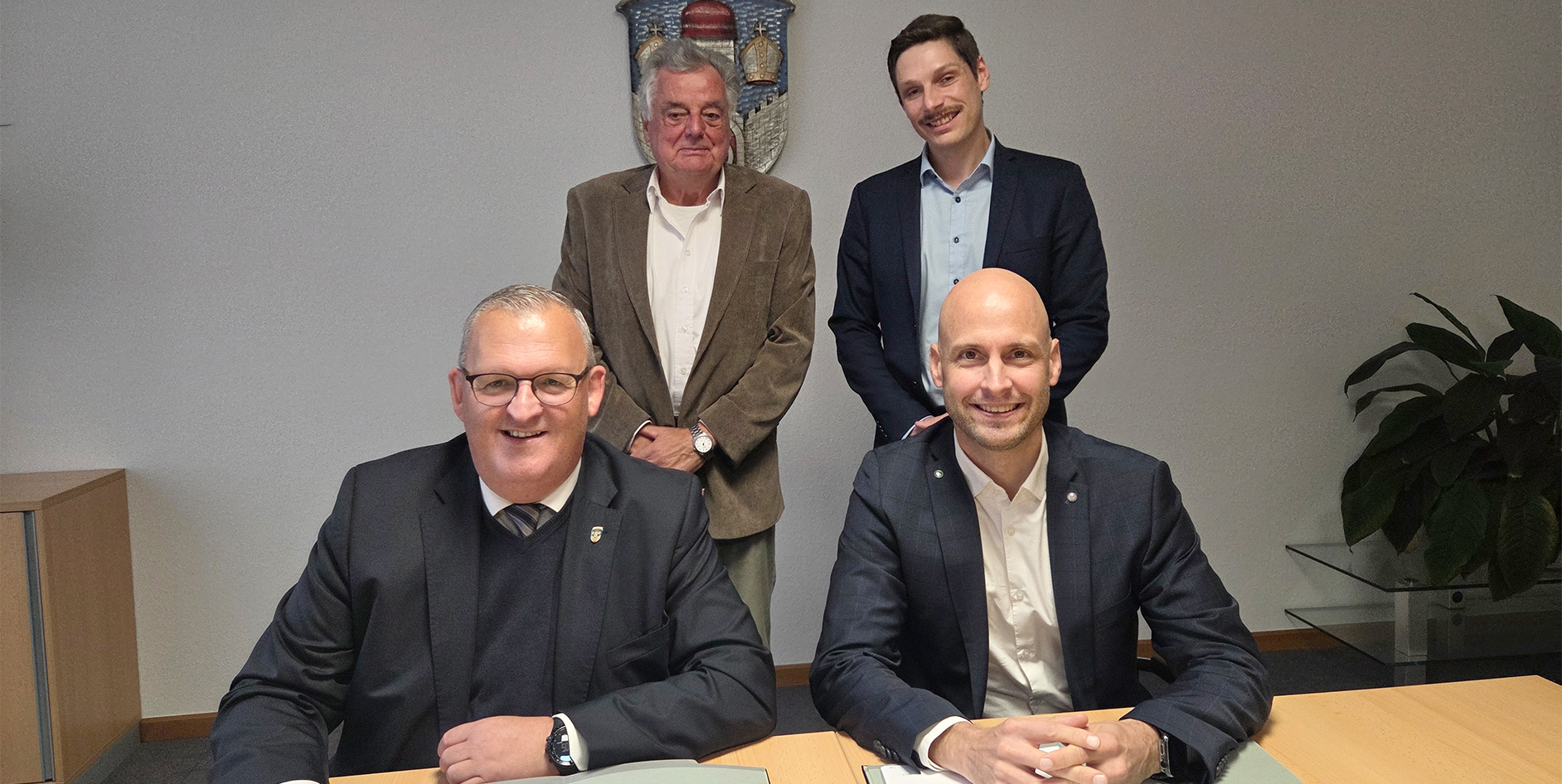 Bürgermeister Stefan Hable und der Geschäftsführer der EAM Netz Dr. Sebastian Breker sowie der Erste Stadtrat Udo Umbach und der Leiter der EAM-Netzregion Baunatal/Hofgeismar Christof Mühling unterzeichnen den Konzessionsvertrag in Naumburg.