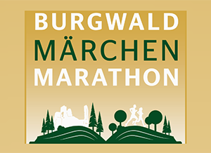 Logo des Burgwald Märchen Marathons mit grüner Schrift auf goldfarbenem Hintergrund und Landschaftsmotiv.
