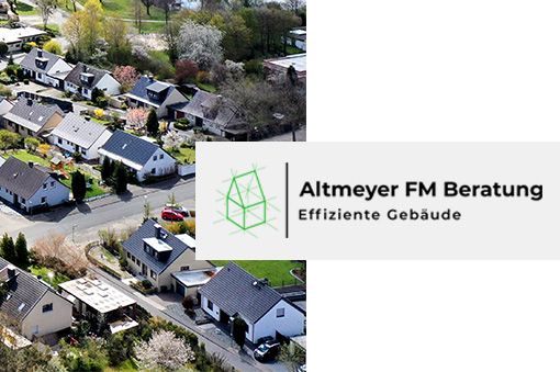 Luftaufnahme einer Wohnsiedlung mit Einfamilienhäusern und Gartenanlagen, rechts das Logo von Altmeyer FM Beratung.