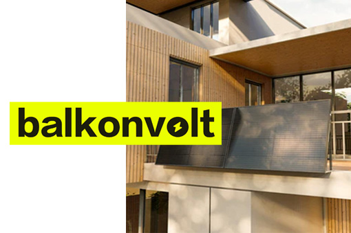Logo von Balkonvolt vor einem modernen Gebäude mit Solarpanel.