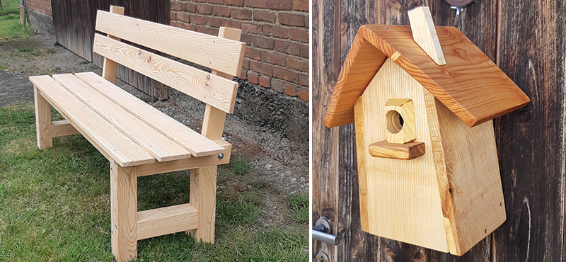 Eine Holzbank und ein Vogelhaus aus Holz